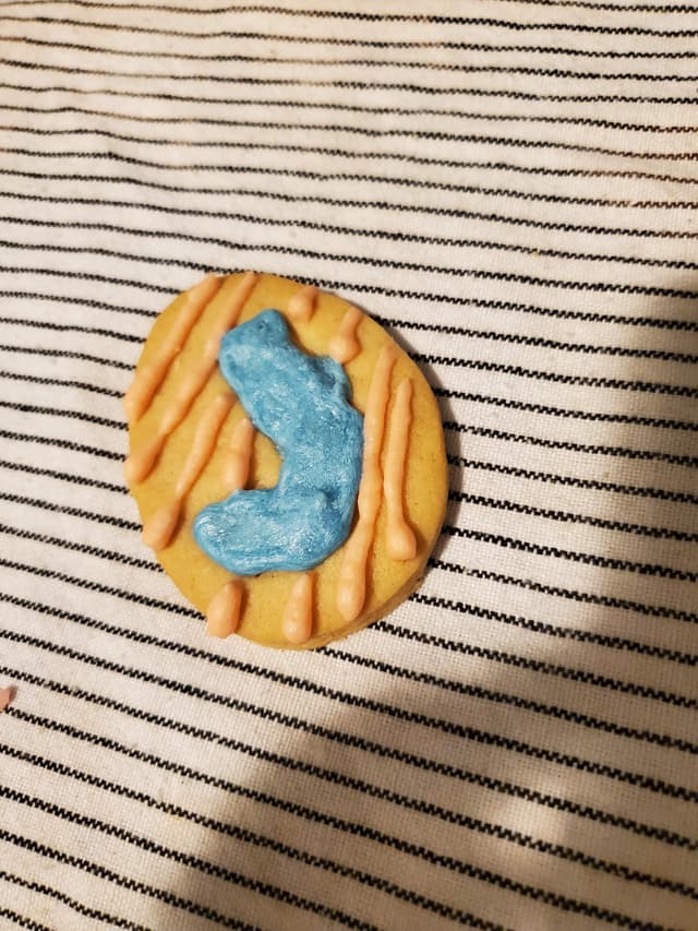 egg shapped sugar cookie with blue J in icing